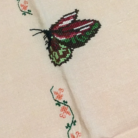 Vintage Embroidered Linen Table Cloth/Napkins 4 pc - Picture 6 of 6